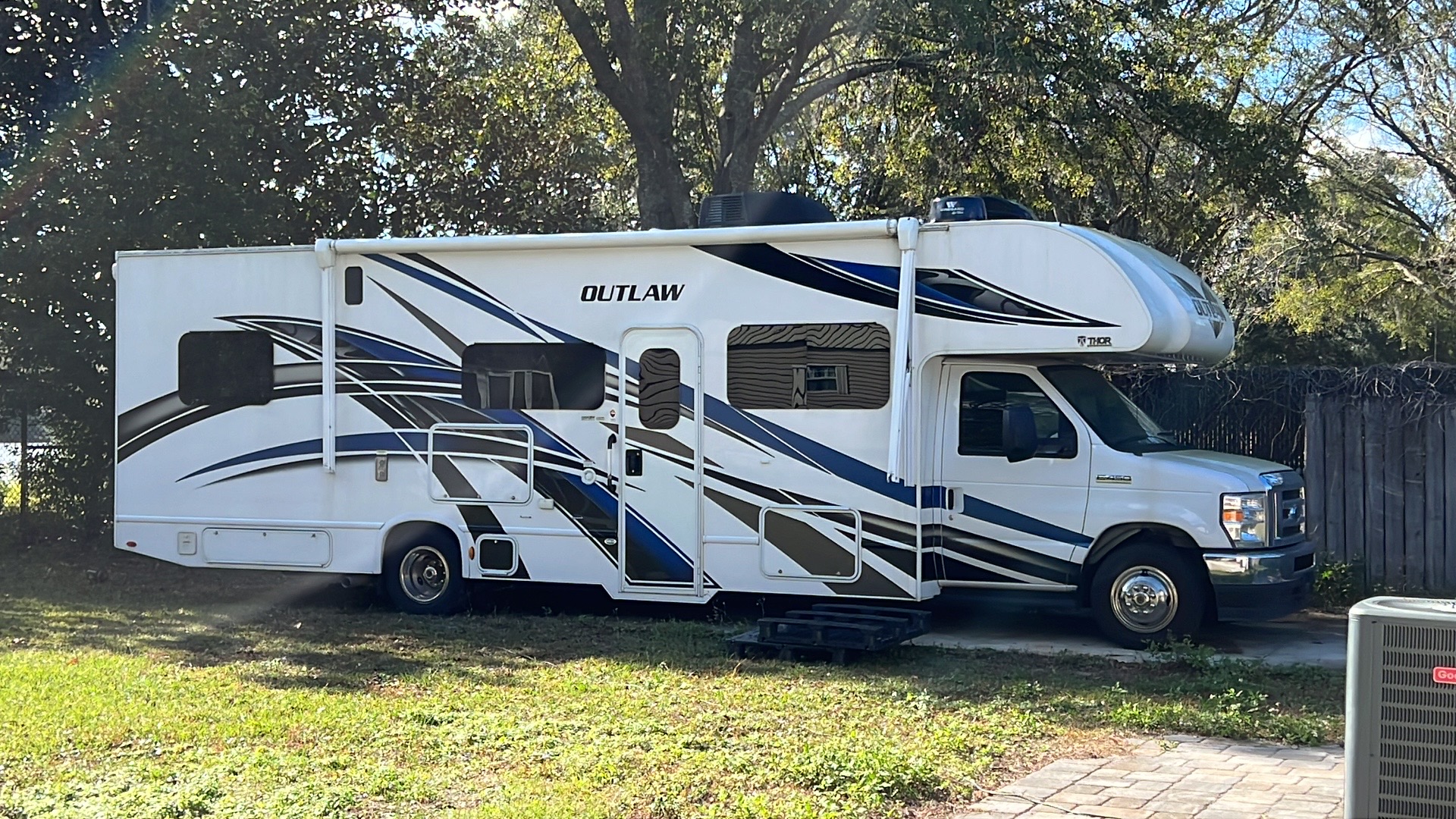 2021 Thor Outlaw 29J RV - Blue